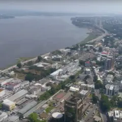 Widok na miasto i rzekę. W oddali widać most, a bliżej zabudowania i wysokie budynki. To stolica Kongo, tętniące życiem centrum.