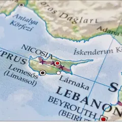 Mapa pokazuje Cypr, z zaznaczonymi Nikozją i Limassol. Widać też fragmenty Turcji, Syrii i Libanu.