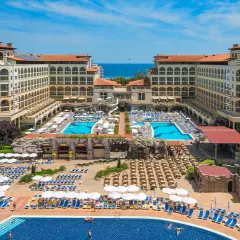 Widok z lotu ptaka na duży hotel z basenami, zjeżdżalniami i leżakami w Słonecznym Brzegu.