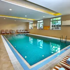 Basen kryty w hotelu, idealny na relaks. Wiele osób chwali go w opiniach o Mandarin Resort.