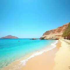 Piękna plaża w Egipcie w lutym. Turkusowa woda, piaszczysta plaża, palmy i skaliste klify. Idealna pogoda na wypoczynek.