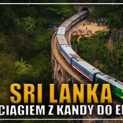 Pociąg na wiadukcie w otoczeniu bujnej zieleni Sri Lanki.