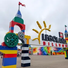 Brama wejściowa do Legolandu w Billund, zbudowana z kolorowych klocków Lego, zaprasza do świata zabawy.