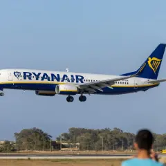 Samolot Ryanair ląduje, a ja zastanawiam się, ile kosztuje odprawa na lotnisku.