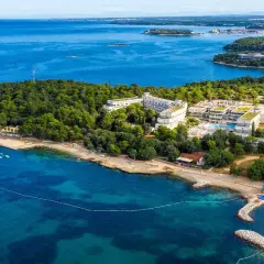 Piękny widok na Delfinia Resort z basenami i plażą. Warto sprawdzić delfinia resort opinie przed rezerwacją.