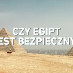 Piramidy w Gizie na tle miasta. Czy Egipt jest bezpieczny dla turystów?