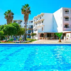 Basen i hotel z palmami. Wiele osób odpoczywa na leżakach. Idealne miejsce na wakacje, jak sugerują ocean heights view hotel opinie.