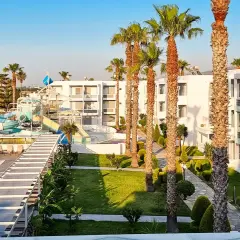 Piękny resort z basenem i zjeżdżalniami wodnymi, otoczony palmami. Idealne miejsce na wakacje, o czym świadczą pozytywne giakalis aqua resort opinie.