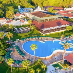Widok z lotu ptaka na resort z basenami, zjeżdżalniami i palmami. Idealne miejsce na wakacje, jak sugerują **gypsophila club marine opinie**.