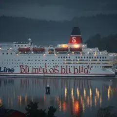 Prom Stena Line "Bli med og bli blid!" płynie po wodzie. Zastanawiasz się, ile kosztuje prom do Szwecji?