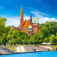 Widok na Ostrów Tumski we Wrocławiu z bulwarami i rzeką.