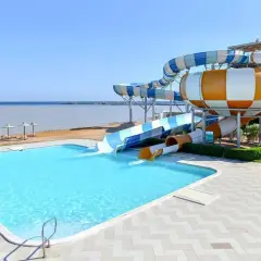 Basen i zjeżdżalnie wodne przy plaży. Wiele osób szuka jaz aquamarine opinie, by sprawdzić atrakcje tego miejsca.
