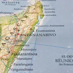 Mapa Madagaskaru z zaznaczonymi miastami, w tym Antananarywo. Planujesz podróż i zastanawiasz się nad madagaskar szczepienia?