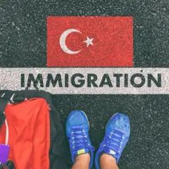 Bagaż i buty na tle flagi Turcji i napisu IMMIGRATION. Czy Turcja jest w Schengen?
