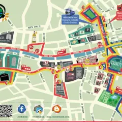 Mapa turystyczna pokazuje, gdzie jest Dublin, z zaznaczonymi trasami autobusów wycieczkowych, zabytkami i atrakcjami.