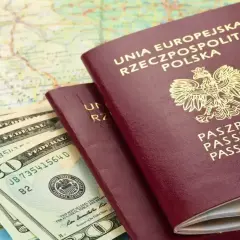 Dwa polskie paszporty, banknoty dolarowe i mapa. Planujesz podróż? Sprawdź, czy do Serbii potrzebny jest paszport.