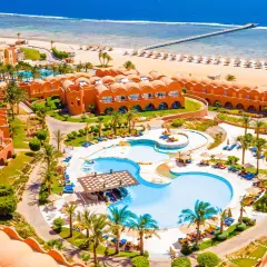 Widok z lotu ptaka na hotel z basenem i plażą w Egipcie.