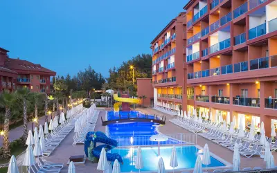 Hotel z basenami i zjeżdżalniami, idealny na rodzinne wakacje. Sprawdź club side coast opinie i zarezerwuj pobyt!