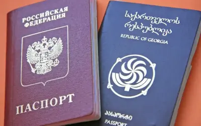 Rosyjski i gruziński paszport obok siebie. Czy do Gruzji potrzebny jest paszport? Tak, jest to dokument podróży.