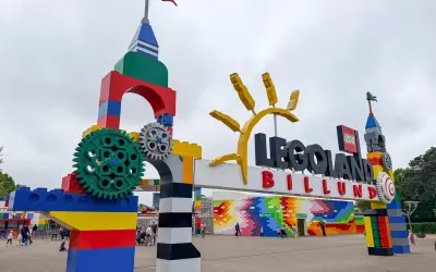 Brama wejściowa do Legolandu w Billund, zbudowana z kolorowych klocków Lego, zaprasza do świata zabawy.