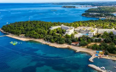 Piękny widok na Delfinia Resort z basenami i plażą. Warto sprawdzić delfinia resort opinie przed rezerwacją.