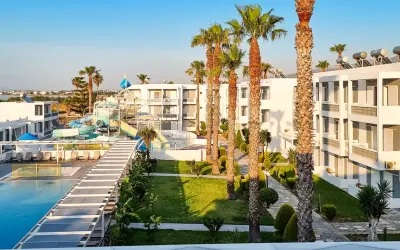 Piękny resort z basenem i zjeżdżalniami wodnymi, otoczony palmami. Idealne miejsce na wakacje, o czym świadczą pozytywne giakalis aqua resort opinie.