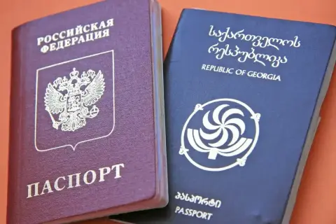 Rosyjski i gruziński paszport obok siebie. Czy do Gruzji potrzebny jest paszport? Tak, jest to dokument podróży.