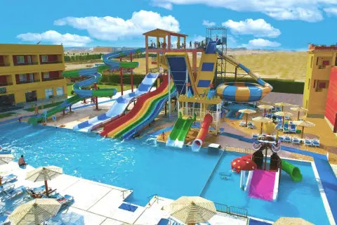 Wesołe zjeżdżalnie wodne i baseny w Casa Mare Resort, idealne miejsce na rodzinne wakacje. Opinie gości potwierdzają świetną zabawę!