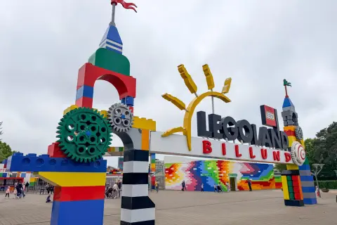 Brama wejściowa do Legolandu w Billund, zbudowana z kolorowych klocków Lego, zaprasza do świata zabawy.