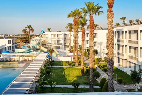 Piękny resort z basenem i zjeżdżalniami wodnymi, otoczony palmami. Idealne miejsce na wakacje, o czym świadczą pozytywne giakalis aqua resort opinie.