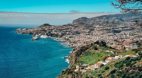 Widok na Funchal, stolicę Madery, z portem i oceanem.