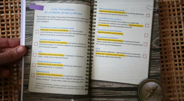 Otwarta książka z listą formalności przed podróżą do USA, z zaznaczonymi elementami.