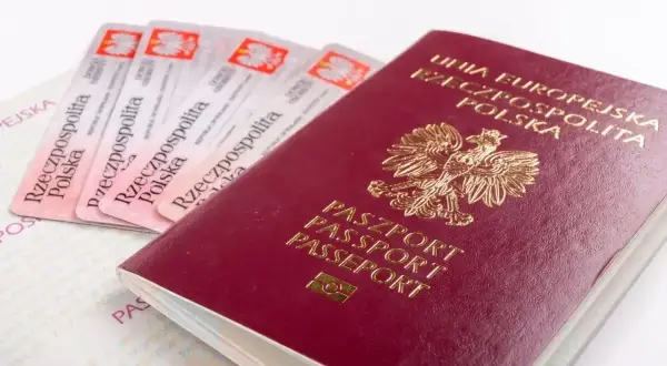 Paszport Unii Europejskiej i kilka dowodów osobistych. Czy do Irlandii potrzebny jest paszport? Tak, jeśli nie jesteś obywatelem UE.
