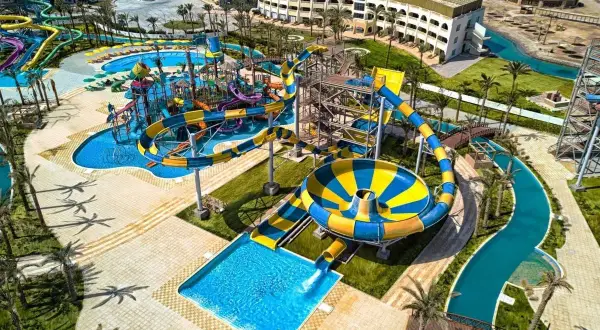 Wodne szaleństwo w Blend Club Aqua Resort! Zjeżdżalnie, baseny i palmy – idealne miejsce na wakacje. Opinie gości potwierdzają świetną zabawę.