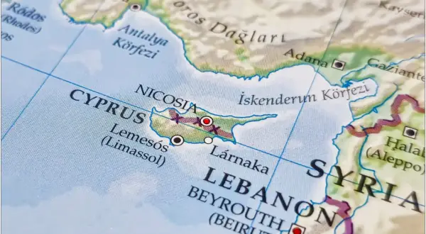 Mapa pokazuje Cypr, z zaznaczonymi Nikozją i Limassol. Widać też fragmenty Turcji, Syrii i Libanu.