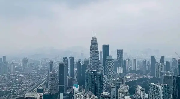 Widok na nowoczesną architekturę stolicy Malezji, Kuala Lumpur, z dominującymi wieżami Petronas.