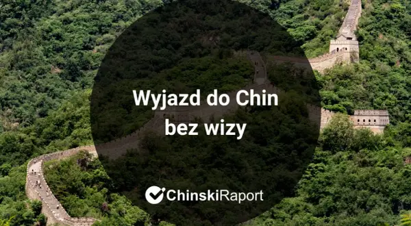 Fragment Wielkiego Muru Chińskiego na tle zielonych wzgórz.