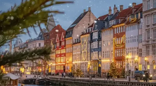 Kolorowe kamienice nad kanałem, ozdobione świątecznymi iluminacjami, tworzą magiczny klimat. Idealne miejsce na city break z Warszawy.