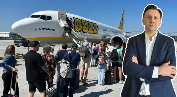 Ryanair Buzz samolot, pasażerowie z bagażem czekają na wejście. Słońce świeci.