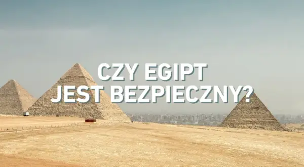 Piramidy w Gizie na tle miasta. Czy Egipt jest bezpieczny dla turystów?