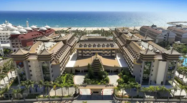 Luksusowy hotel z orientalną architekturą i basenem, nad brzegiem morza.