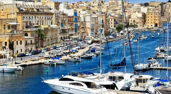 Malta: malowniczy port z jachtami i zabytkową zabudową. Idealne miejsce, by zobaczyć, co oferuje Malta.