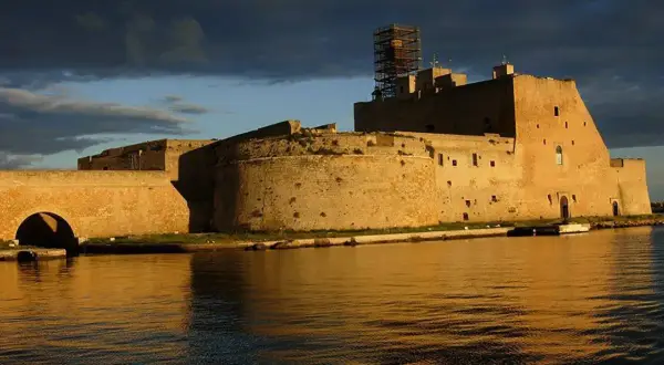 Zamek Aragonese w Brindisi, imponująca forteca nad wodą, to obowiązkowy punkt na mapie "Brindisi co zobaczyć".