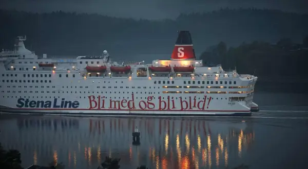 Prom Stena Line "Bli med og bli blid!" płynie po wodzie. Zastanawiasz się, ile kosztuje prom do Szwecji?