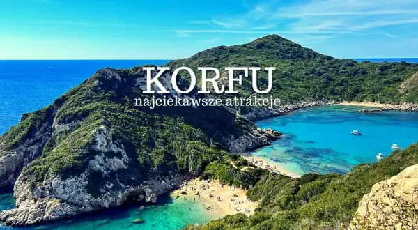 Widok na zatokę z turkusową wodą i plażą, otoczoną zielonymi wzgórzami. Idealne miejsce, by odkryć, co zobaczyć na Korfu.