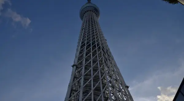 Imponująca, kratownicowa konstrukcja Tokyo Skytree, najwyższej wieży na świecie, wznosi się ku błękitnemu niebu.