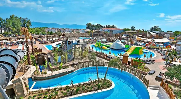 Wspaniały park wodny z mnóstwem atrakcji, zjeżdżalni i basenów. Idealne miejsce na rodzinne wakacje, zgodnie z wieloma pozytywnymi atlantique holiday club opinie.