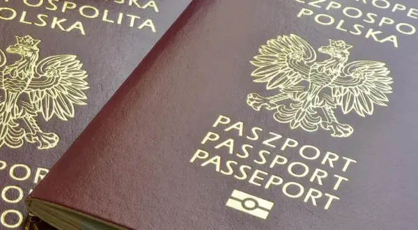 Dwa polskie paszporty z orłem w koronie. Przygotowania do podróży do Tajlandii, w tym szczepienia, są kluczowe.