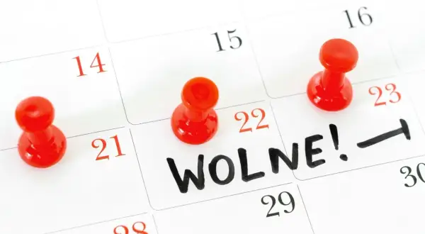 Kalendarz z zaznaczonymi dniami i pinezkami, napis "Wolne!