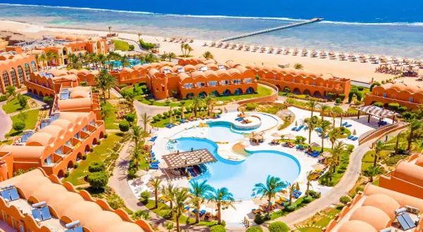 Widok z lotu ptaka na hotel z basenem i plażą w Egipcie.